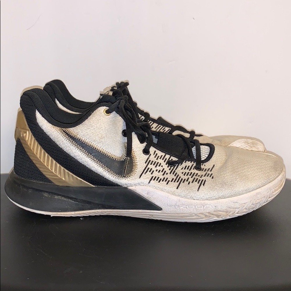 Nike Kyrie Flytrap II Basketball Shoe